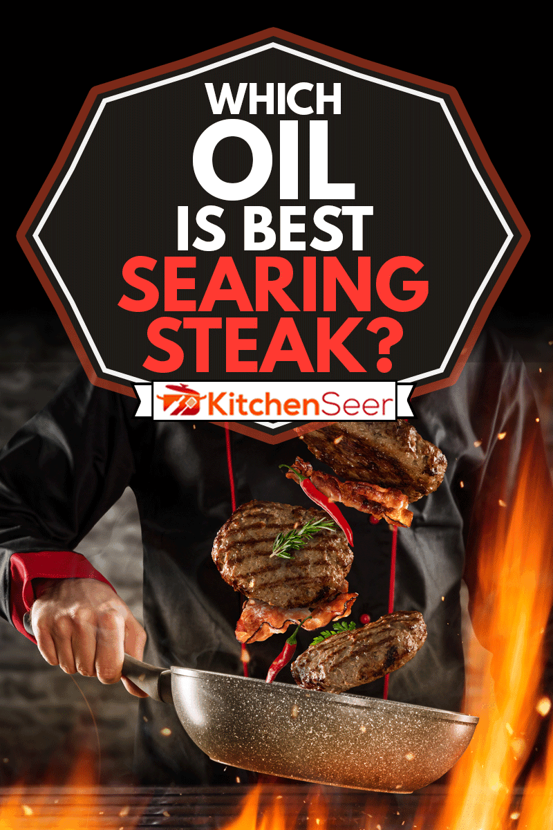 特写镜头的厨师汉堡牛排扔到空中,石油对灼热的牛排是最好的?