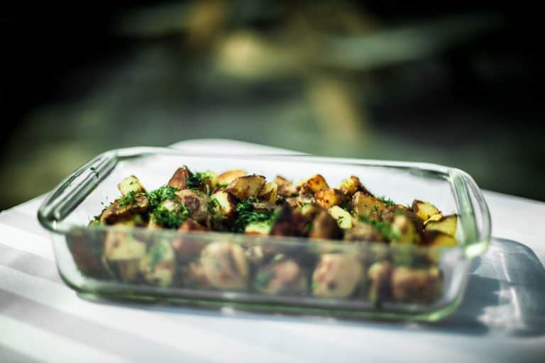 美国烹饪美味的派热克斯玻璃砂锅放在一个表外冷却,pyrex可以在烤箱吗?