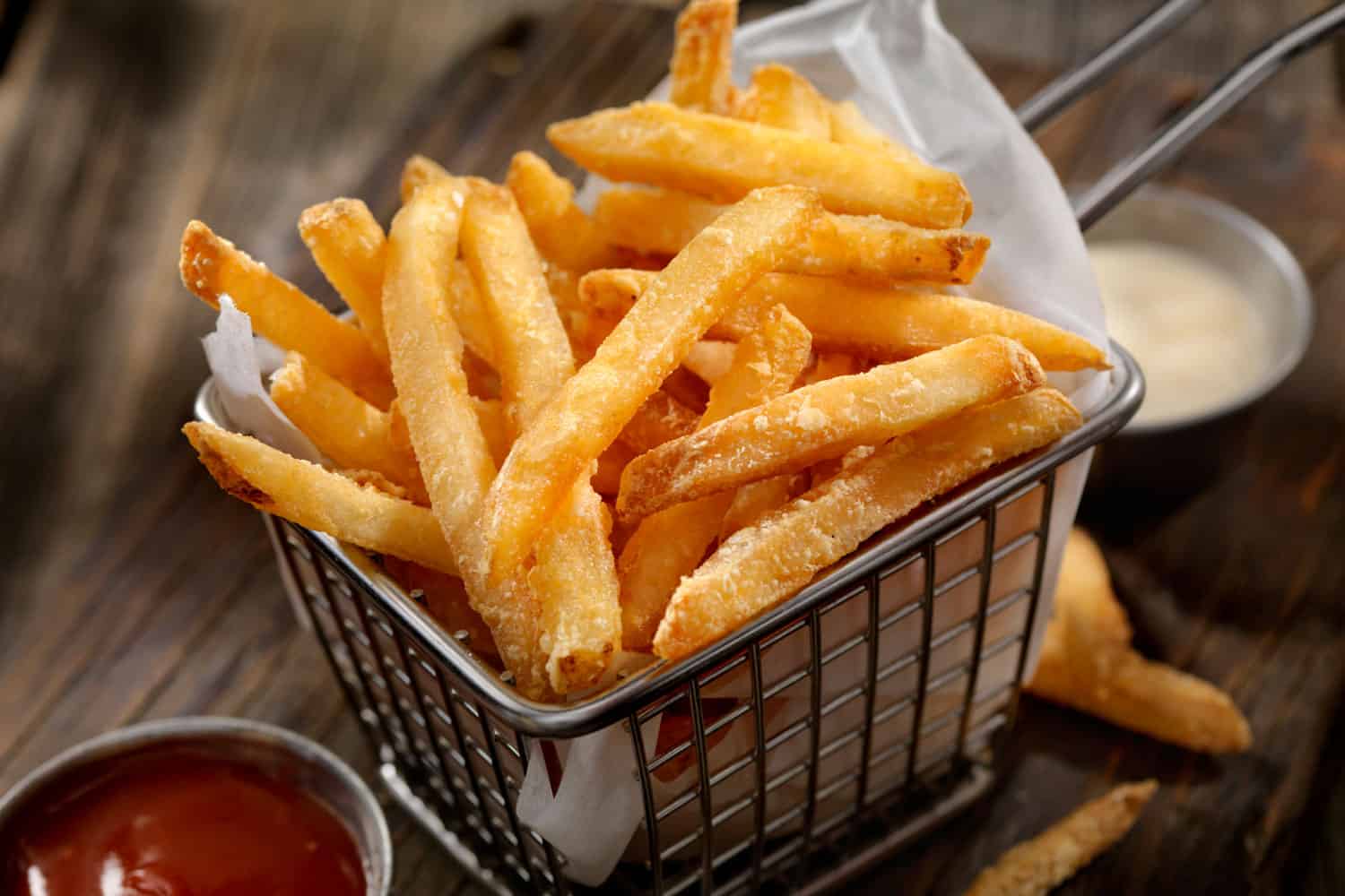 美味的深的朋友炸薯条在一个小容器