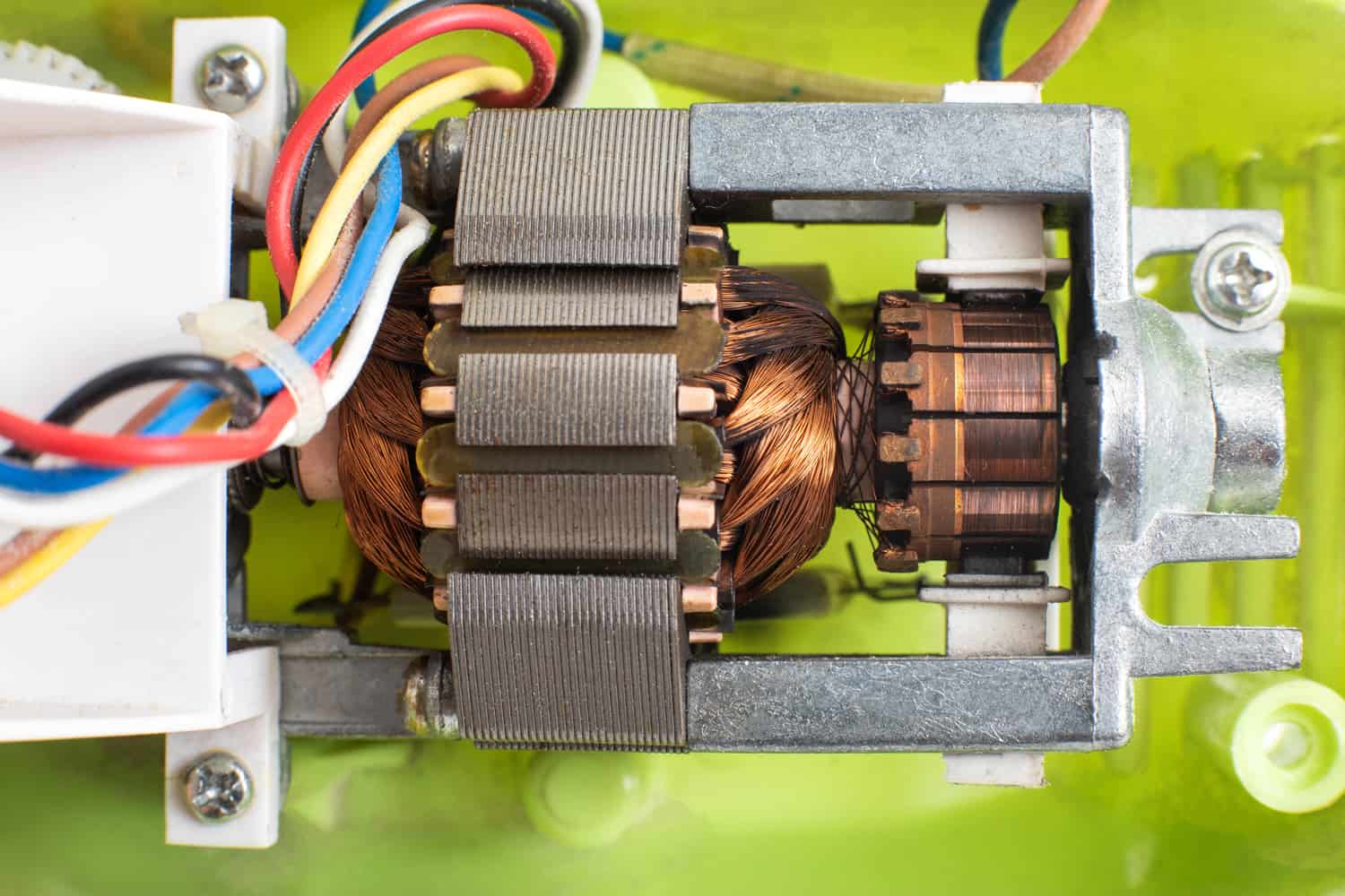 家用电器手动搅拌机的电动机坏了。电气元件的转子和定子故障，特写，工程