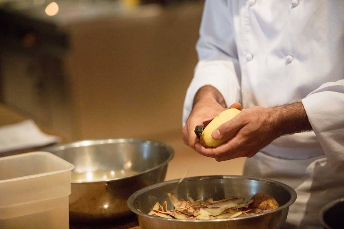 厨师在商业厨房削土豆雷电竞官网网址