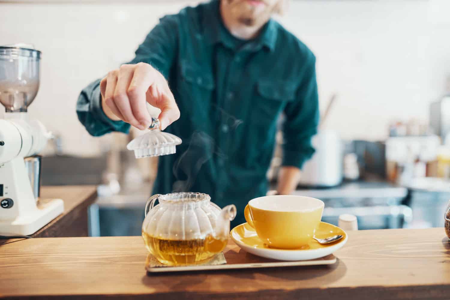 咖啡馆工作人员沏茶的手特写镜头＂width=