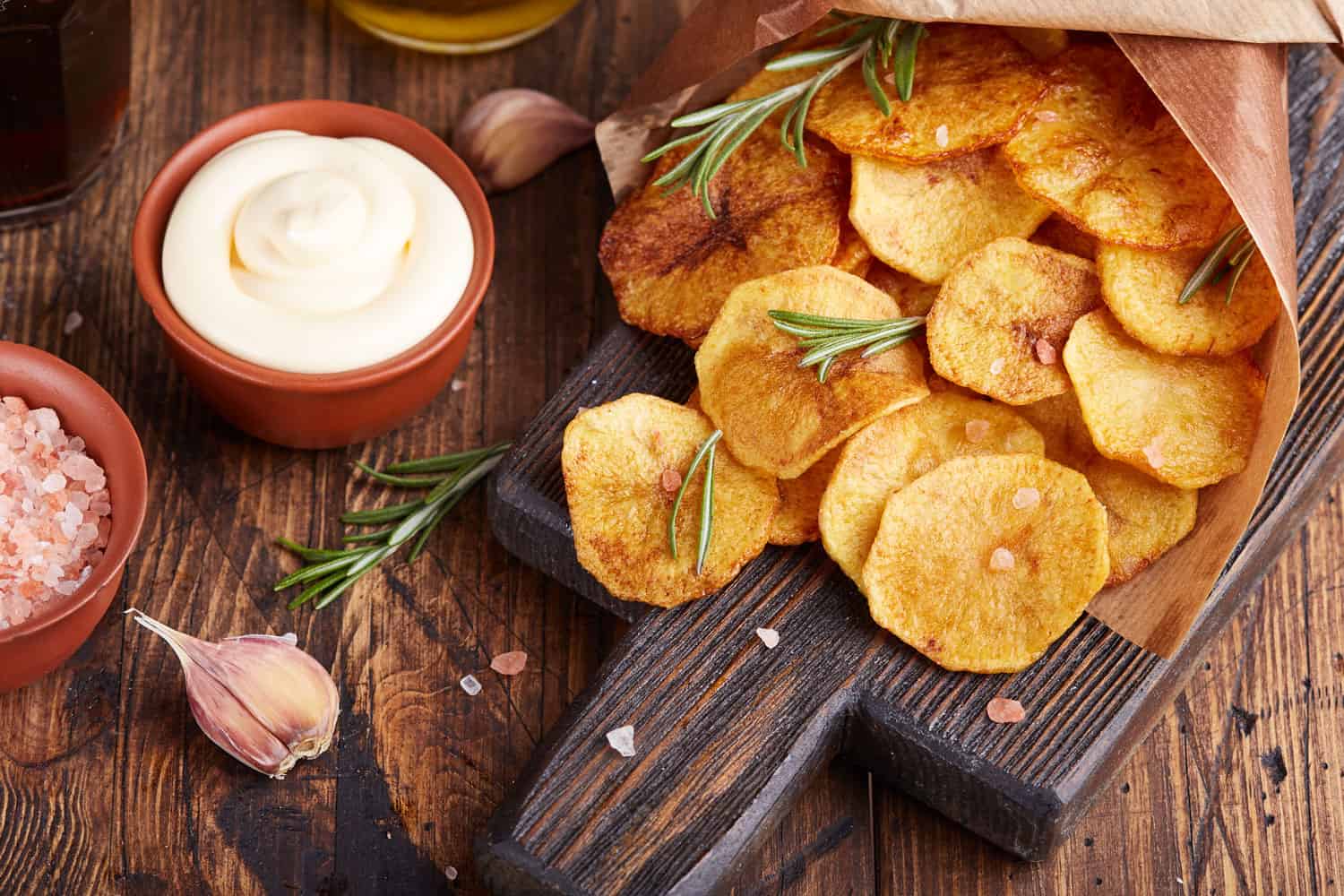 脆薯片。土豆片，用海盐和迷迭香烤过。美味的点心配酱汁，什么土豆最适合做薯片?