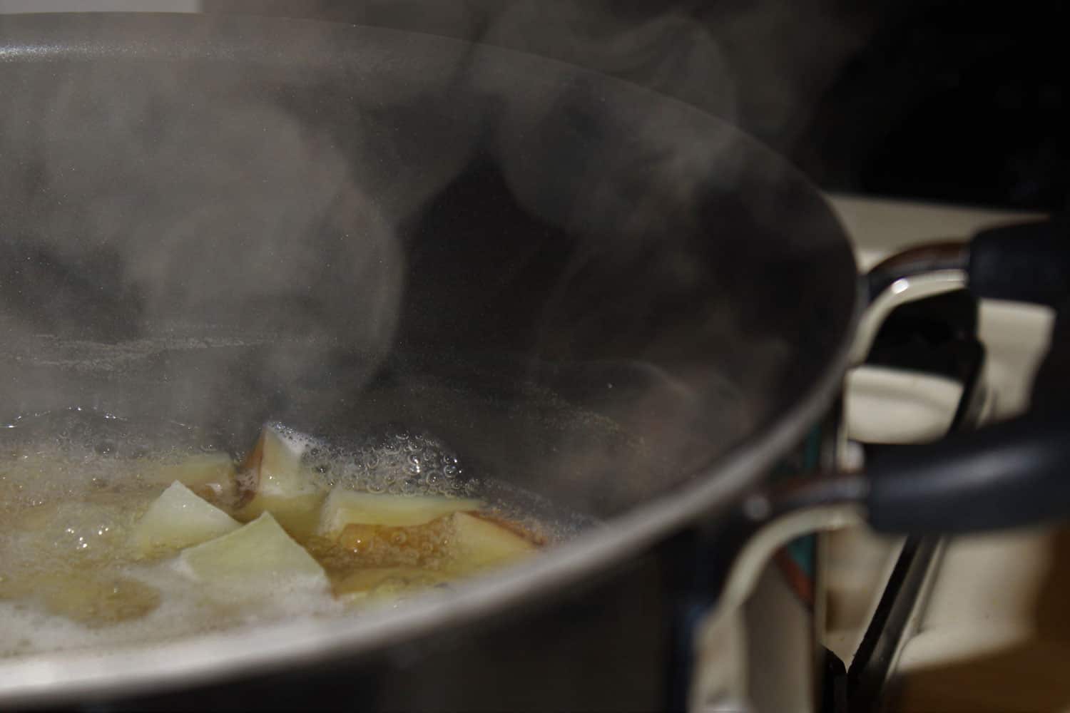 在汁锅油炸土豆