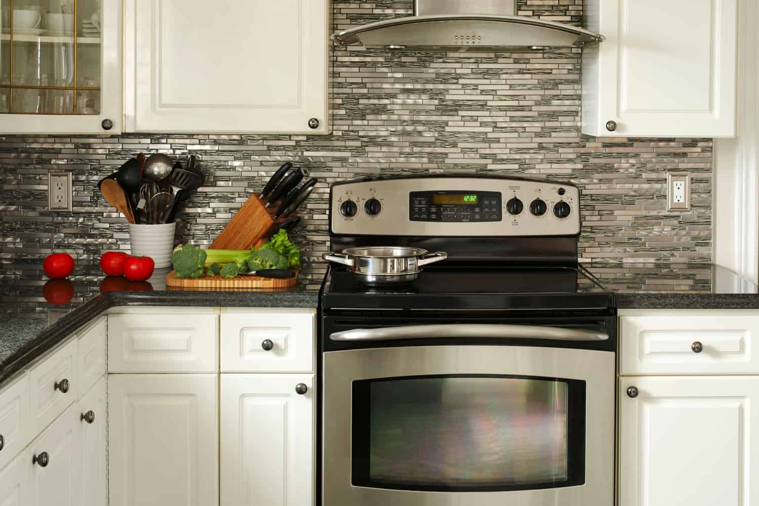 电动不锈钢炉,厨房用具和蔬菜烹饪的桌子上雷电竞官网网址