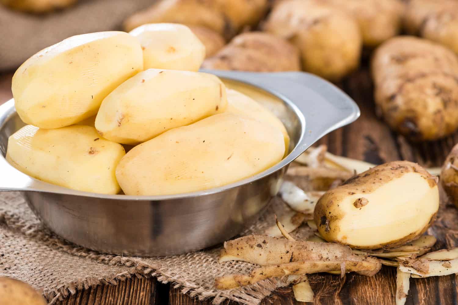 新鲜土豆去皮在不锈钢容器中