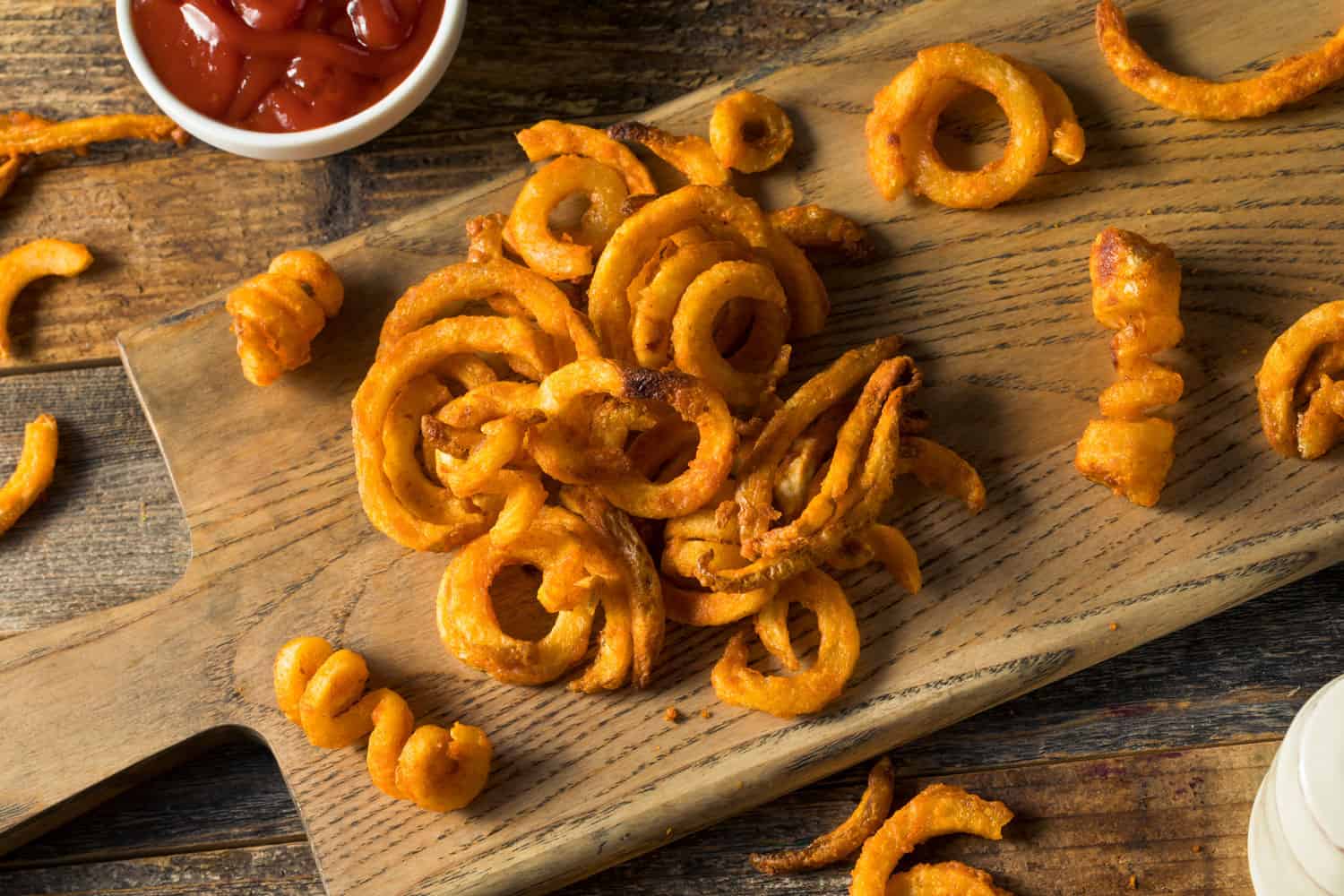 自制的经验丰富的大薯条和番茄酱