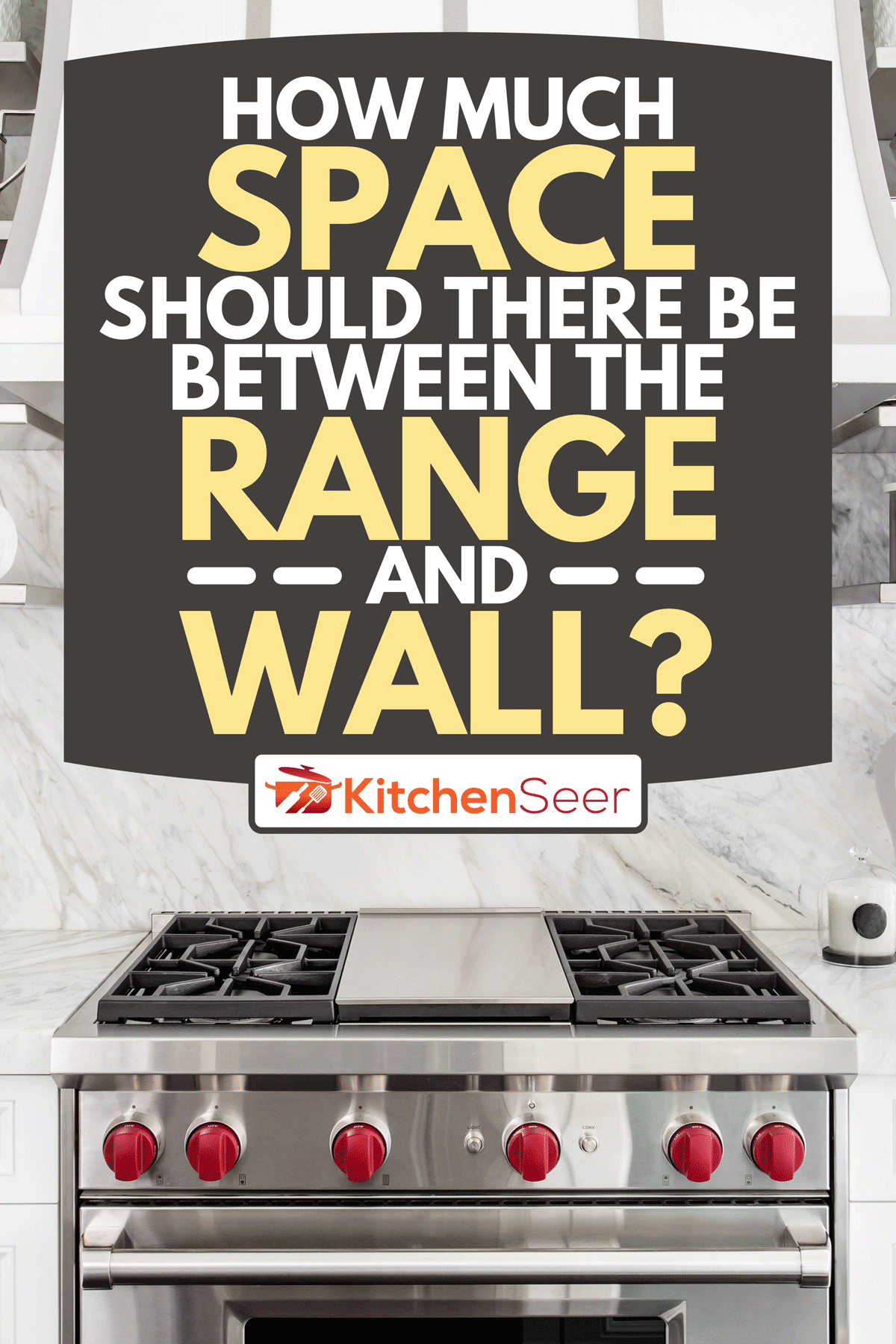 明亮的经典白色厨房，配有煤气灶和大理石后挡板，雷电竞官网网址灶台和墙壁之间应该有多大空间?