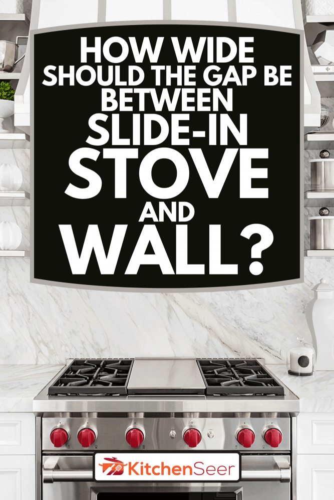 明亮经典的白色厨房，煤气灶和大理石后挡板，滑动雷电竞官网网址式炉灶和墙壁之间的距离应该有多宽?