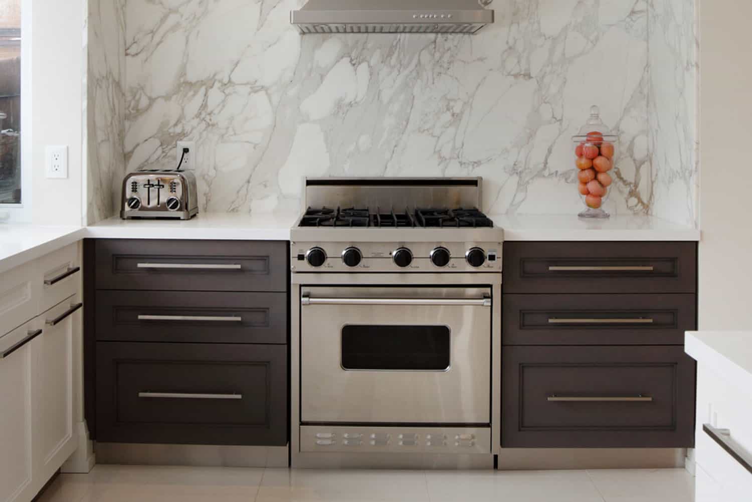 现代豪华的室内厨房在北美的私人住宅,一系列的标准深度雷电竞官网网址是多少?