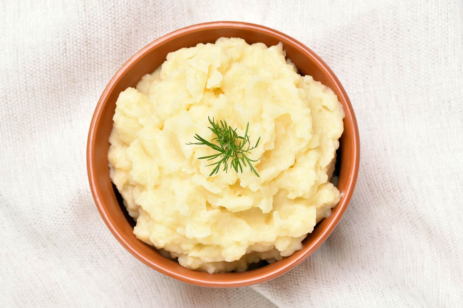 马铃薯泥放在一个棕色的陶瓷碗