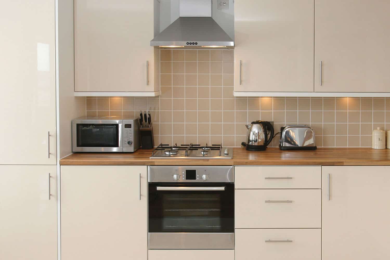 现代厨房内部集雷电竞官网网址成的电器和瓷砖墙壁和地板，多少英寸之间应该有炉子和微波炉?