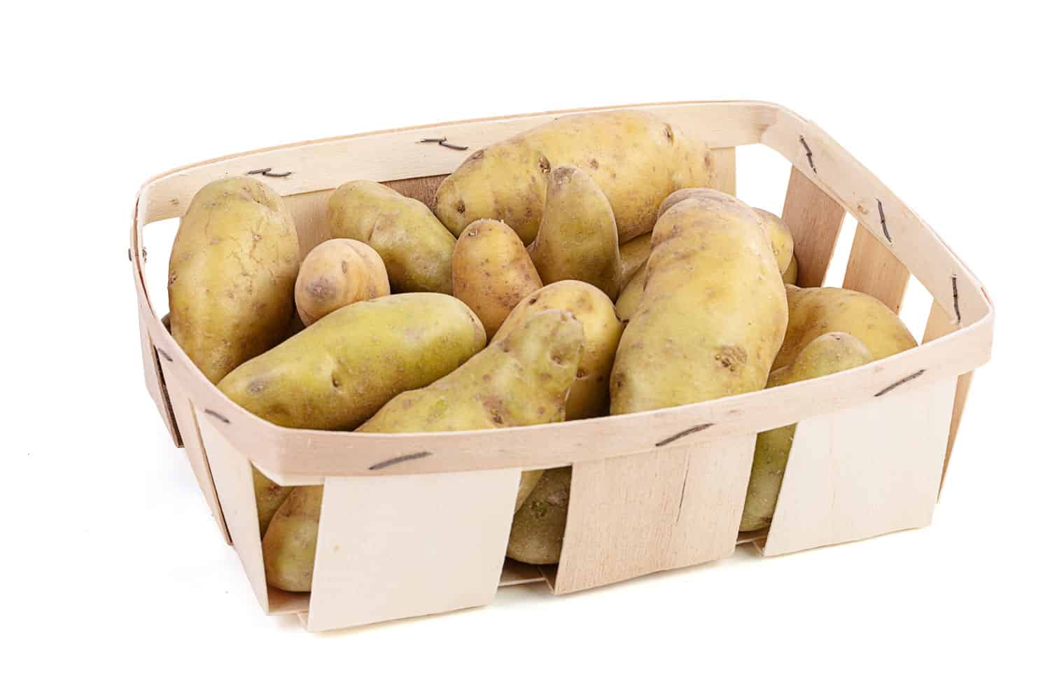 土豆放在白色背景上的托盘