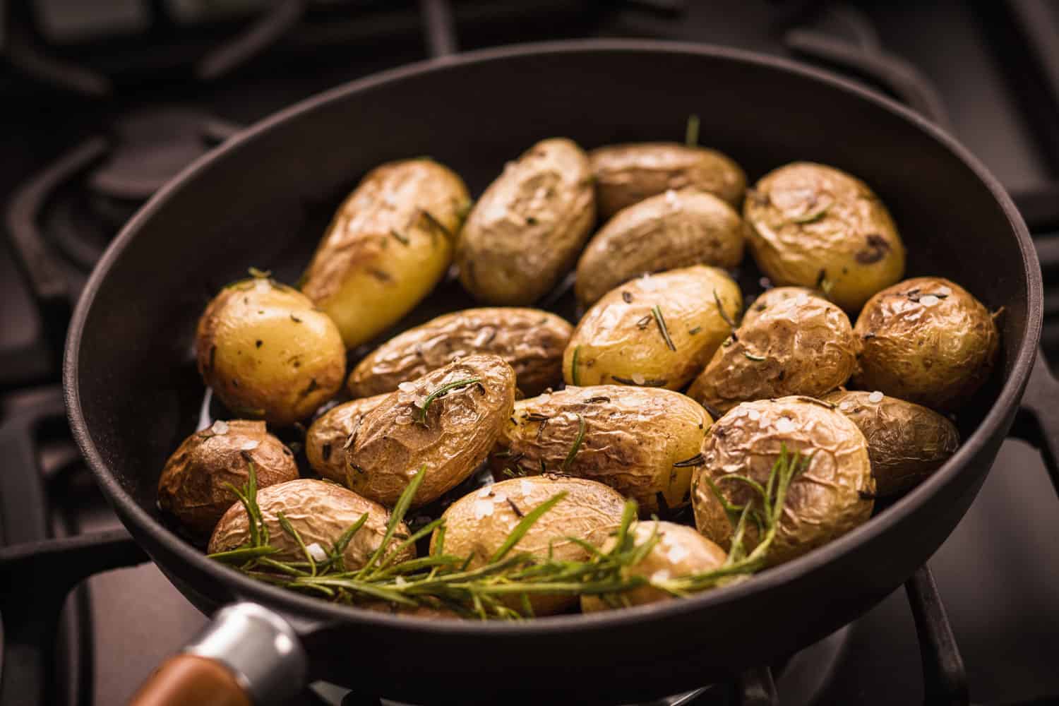 烤土豆和迷迭香锅香气