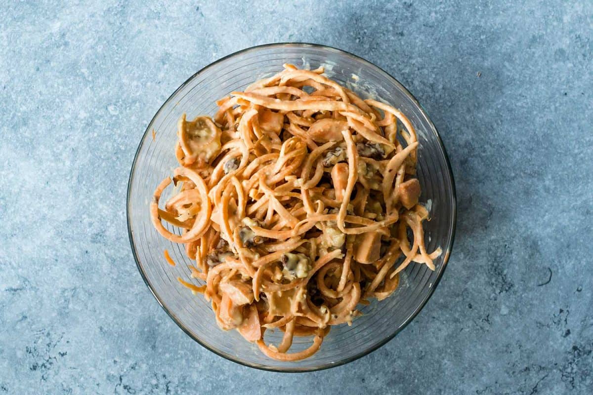 用芝麻酱Spiralized生红薯沙拉