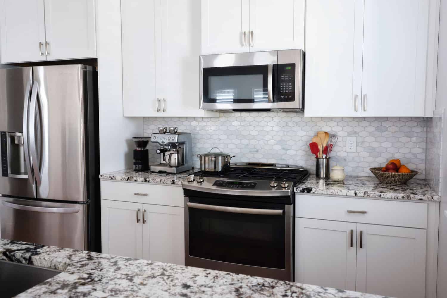 现代“开放式概念”美式住宅的内部，厨房、用餐区和家庭娱乐室位于一个大的开放空间雷电竞官网网址雷竞技下载app官网