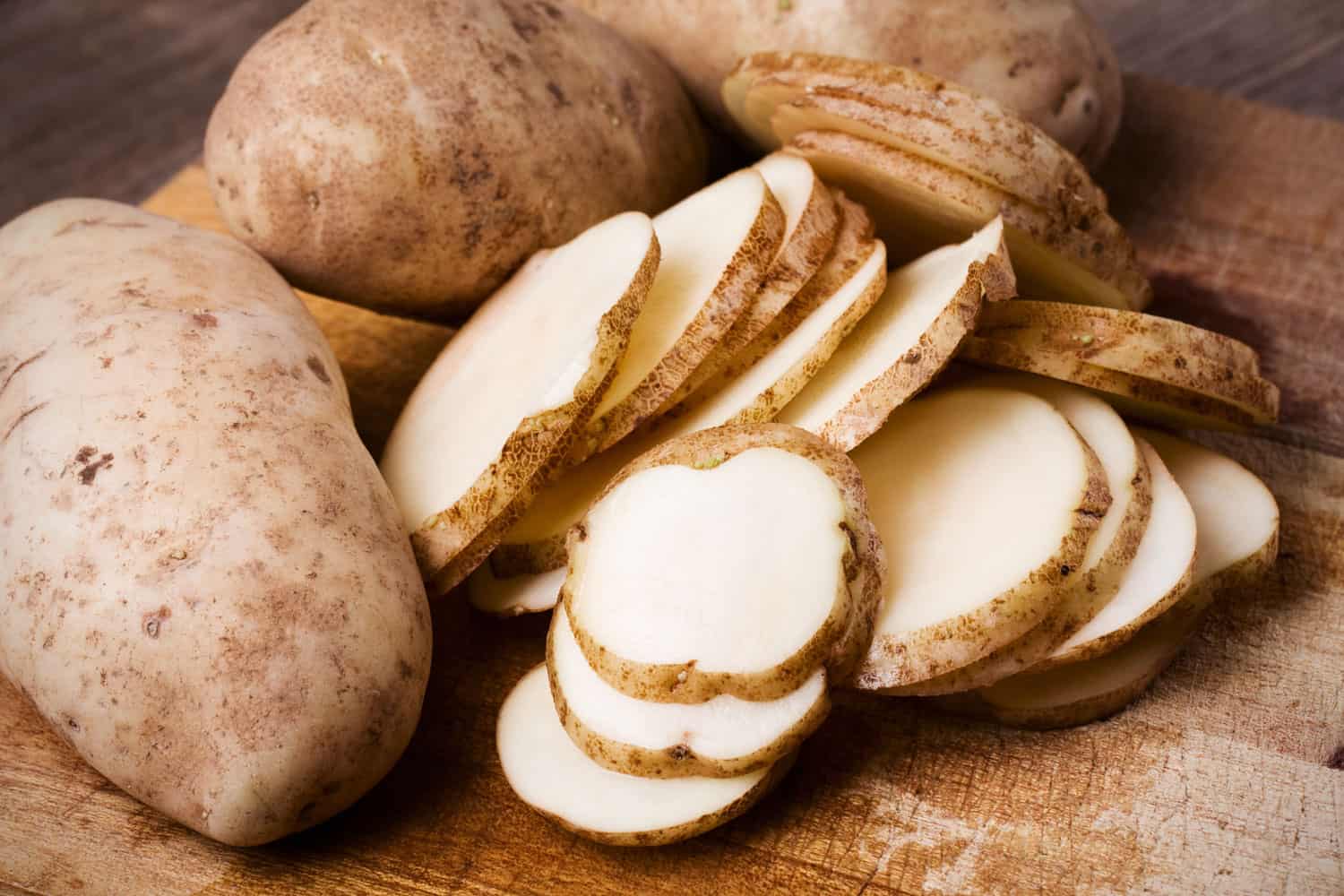 土豆在砧板上的薄片