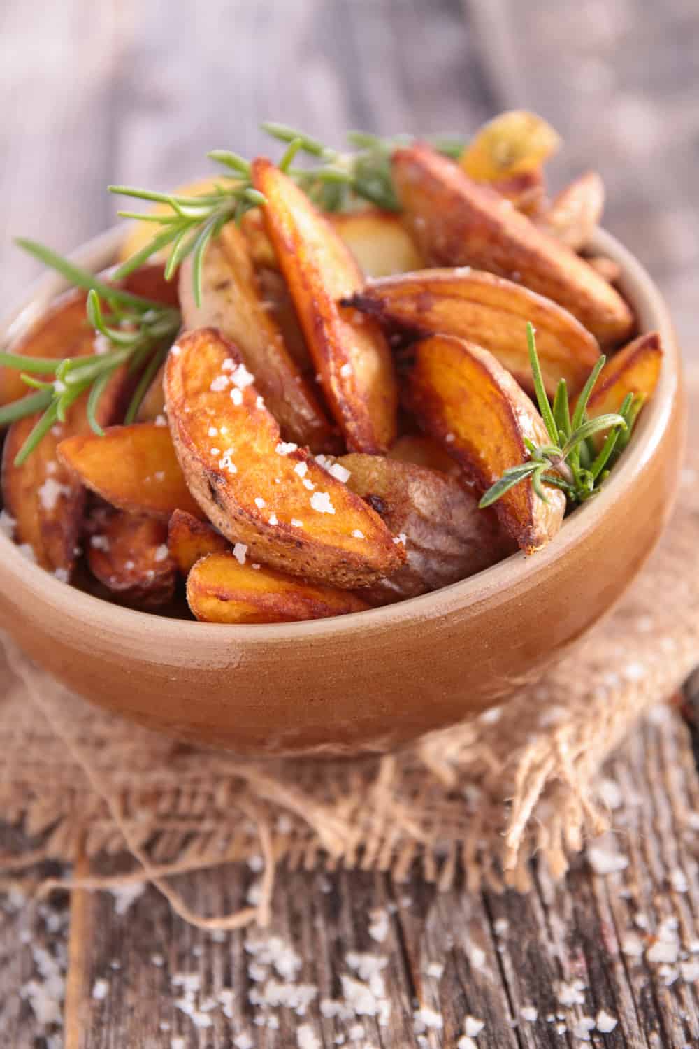 迷迭香煎土豆和盐