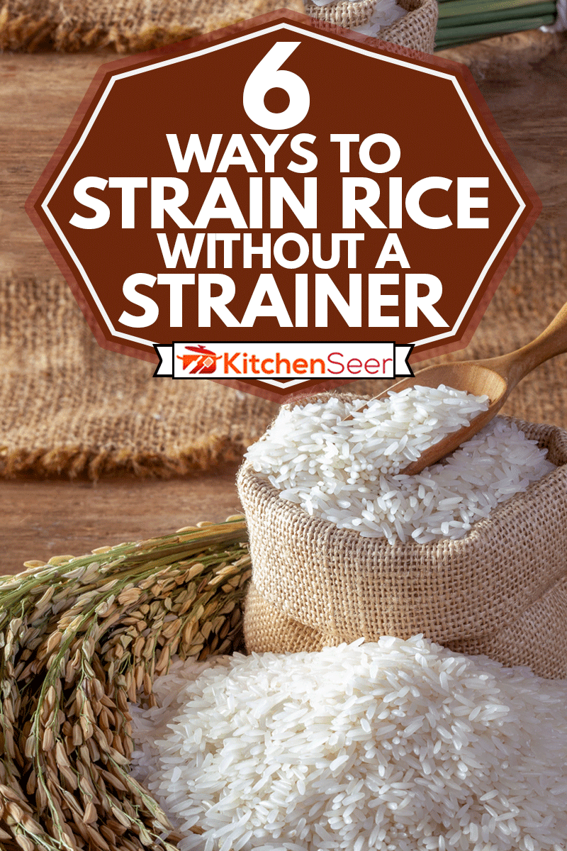 白米(茉莉花米)装在木制背景的袋子里，6种不用过滤器过滤大米的方法