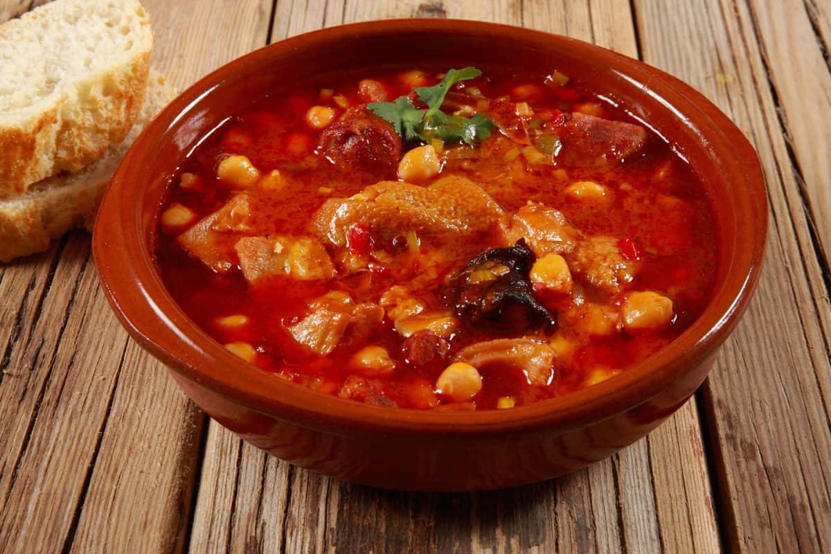 一个美味的砂锅炖牛肉在木桌上”width=