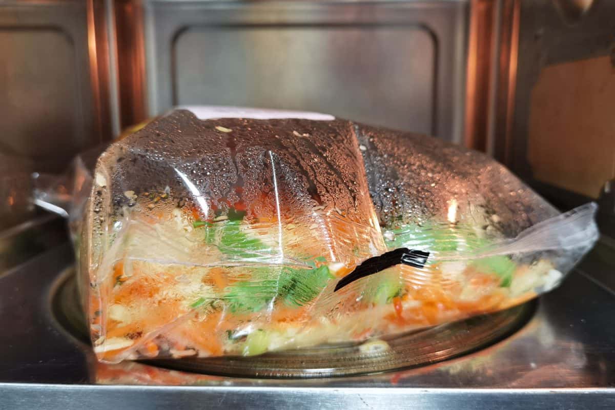 塑料袋内的微波炉