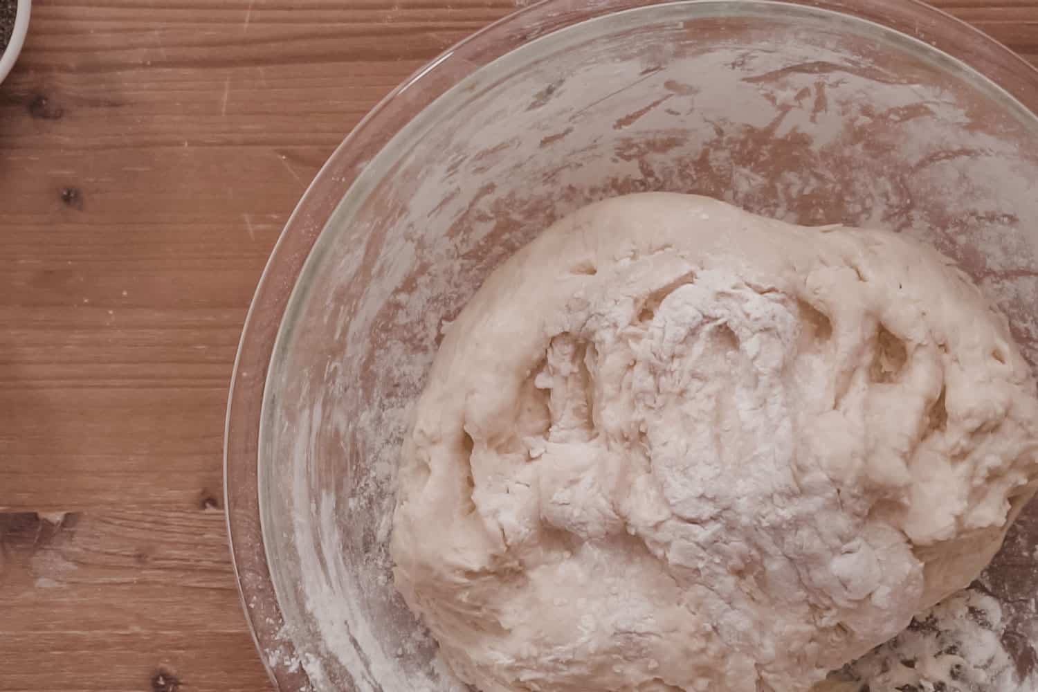 混合有机成分的玻璃碗面包