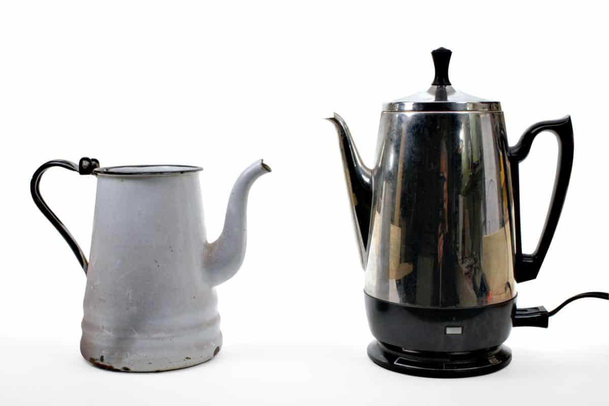 白色背景的新旧咖啡机＂width=