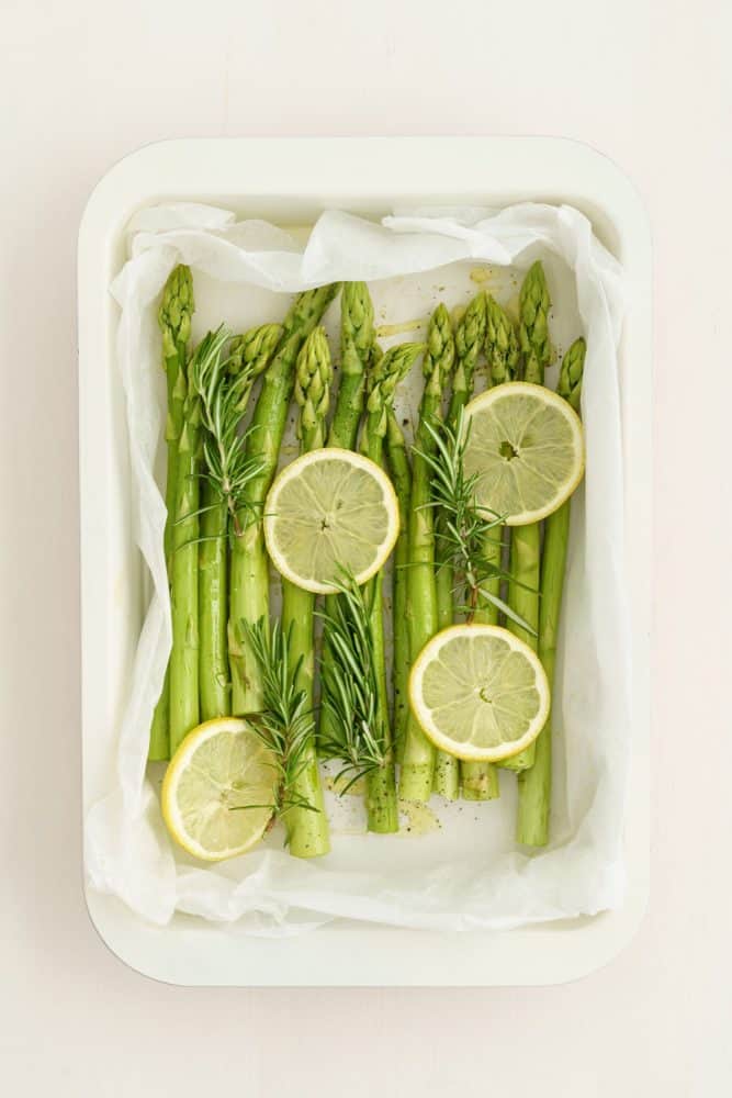 的芹菜和柠檬片白色托盘”width=