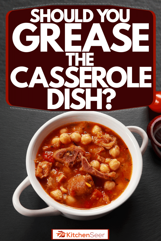 一个砂锅炖牛肉在一个灰色的表,你应该油脂的砂锅吗?”width=