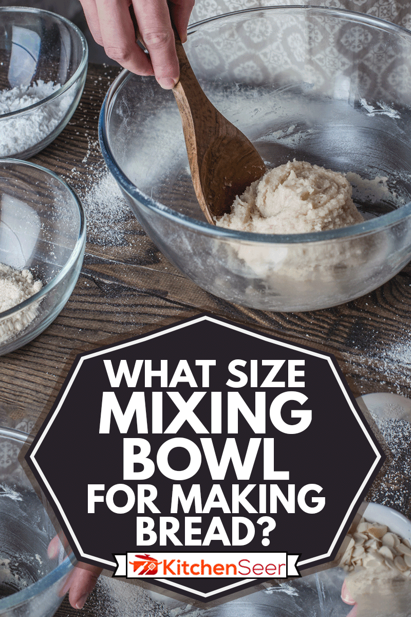 女人用铲子搅拌面团。鸡蛋,糖,杏仁放在桌上,附近什么大小的碗里做面包吗?