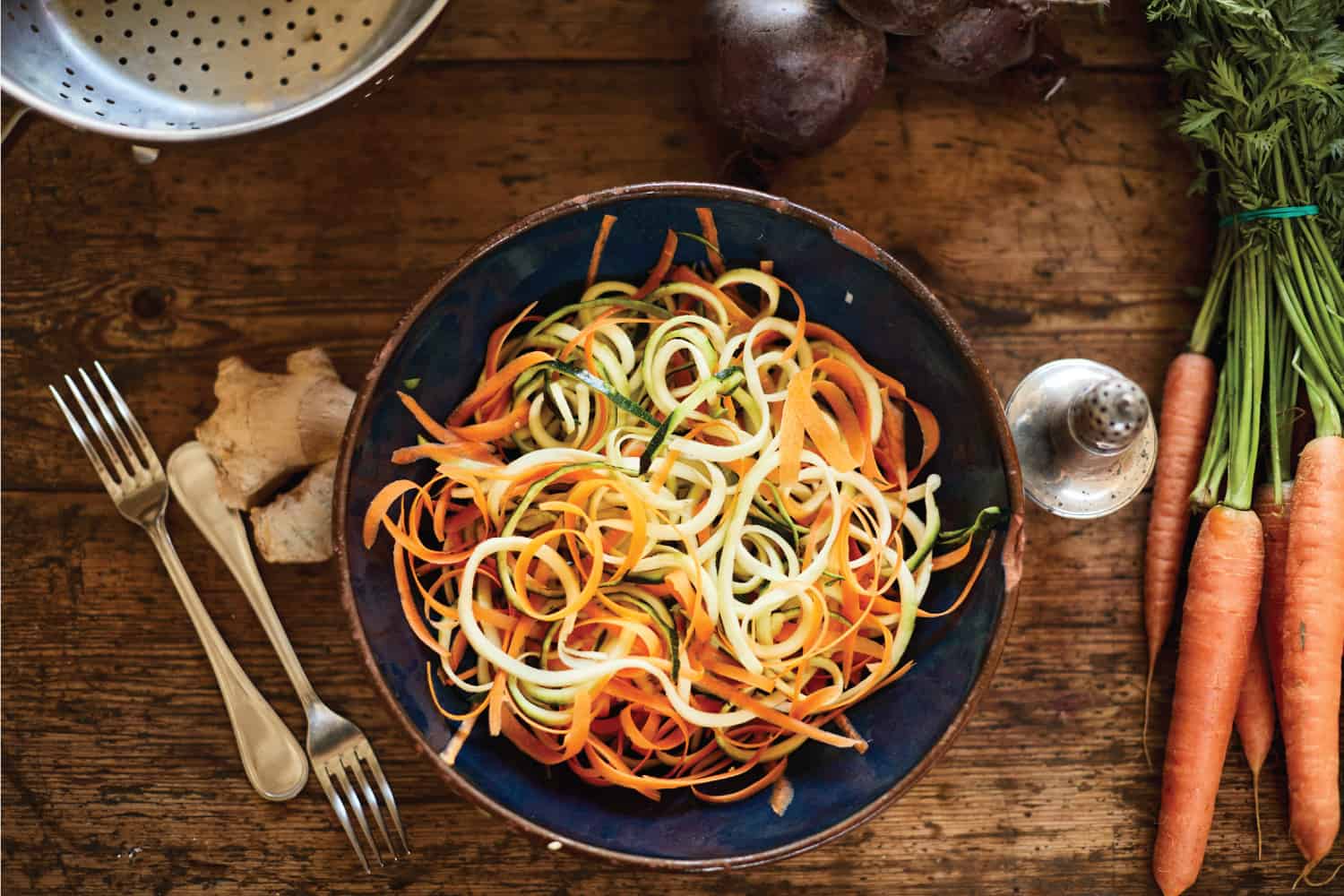 生活方式素食晚餐，碗里盛着胡萝卜丝和朱葫芦