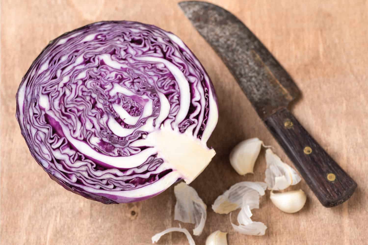 生的紫色伦巴第葡萄酒，分成两半，放在桌子上的木板上