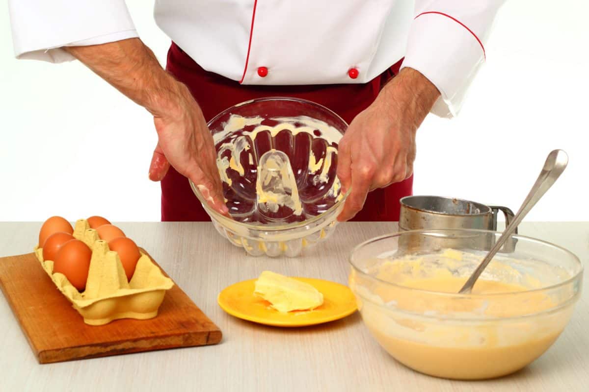 厨师准备一盘蛋糕