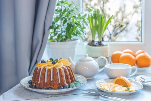 阅读更多有关文章“在糖衣或切蛋糕之前，蛋糕应该在锅里冷却多长时间?”