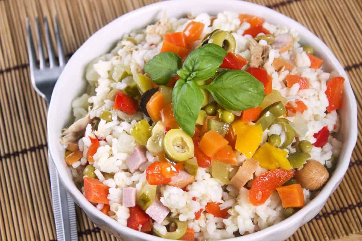 一顿美味的米饭，混合着豌豆和豆类