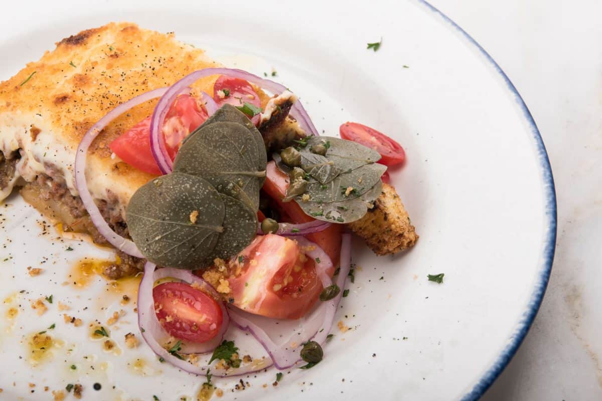 配以西红柿和红洋葱的美味千层面