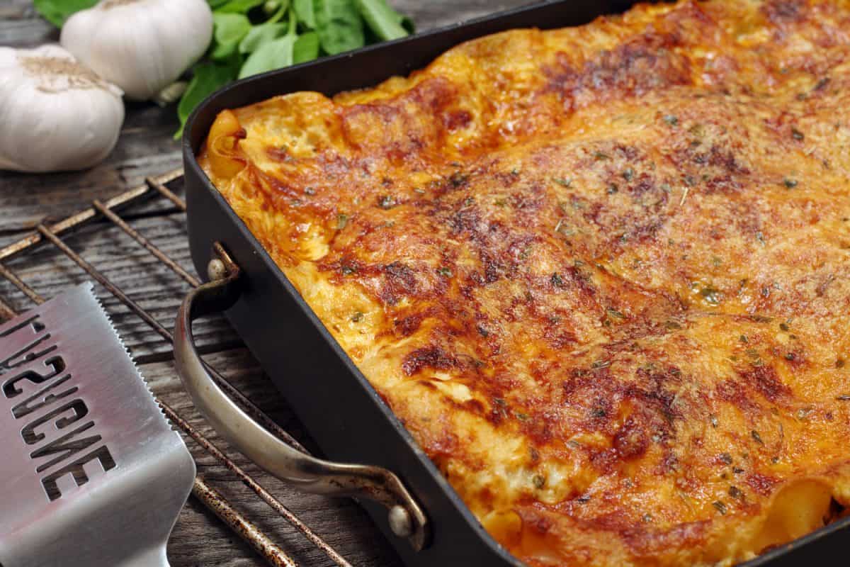 矩形烤盘上刚烤好的千层面