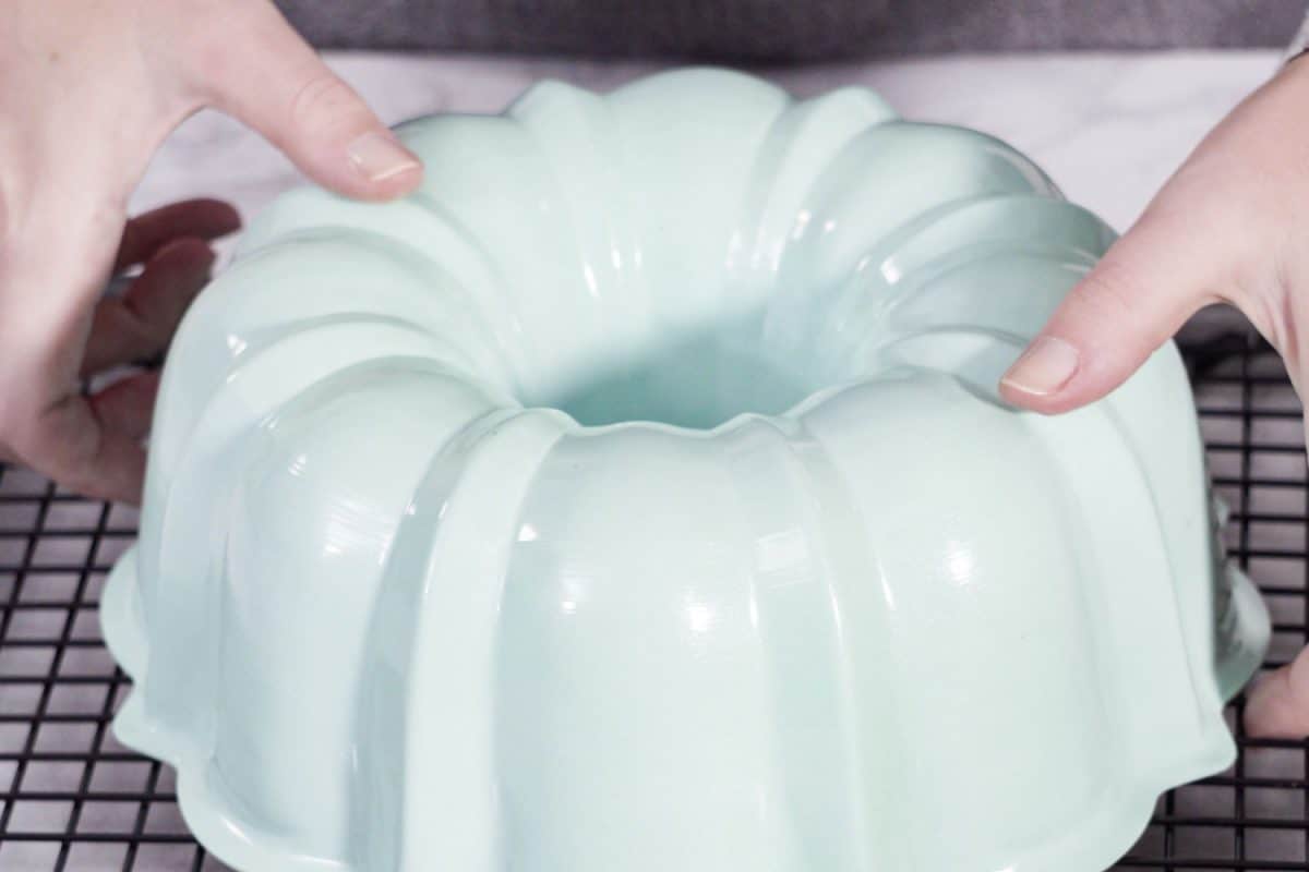 一个浅蓝色的彩色盘蛋糕腐朽