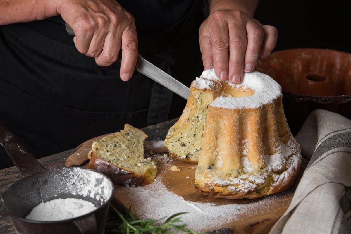 一个男人在切美味的蛋糕