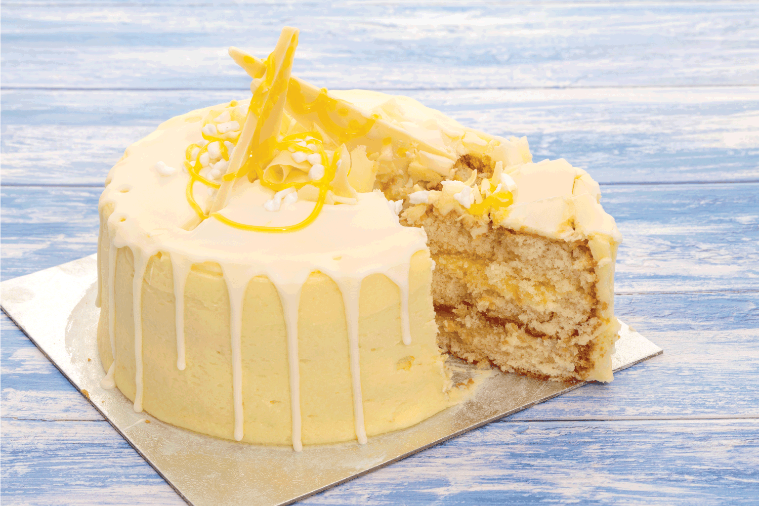 整块柠檬蛋糕，切一片。