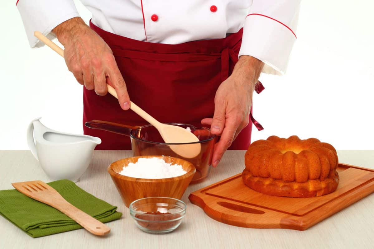 一位专业厨师正在做一个蛋糕