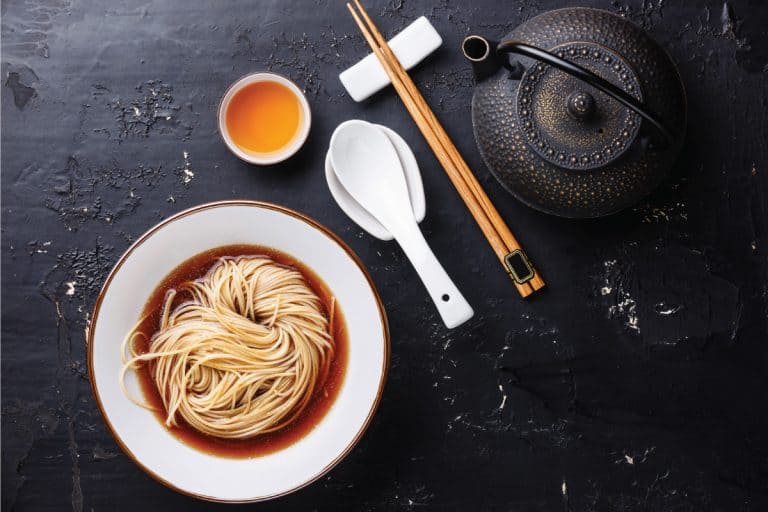 亚洲面条汤在碗里。做拉面持续多久