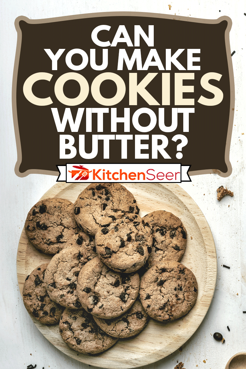 没有黄油你能做饼干吗?一盘手工饼干，白色背景上有巧克力片