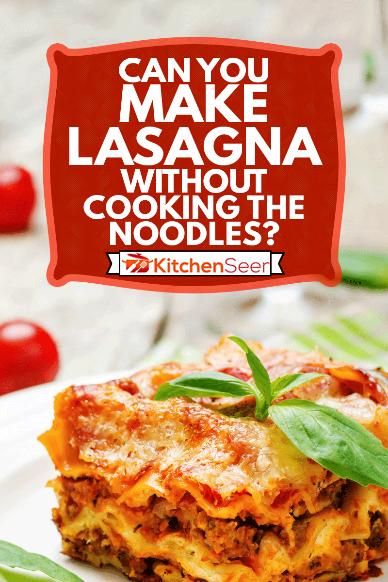 肉烤宽面条在白色的木头的背景,你能烤宽面条没有烹饪面条吗?