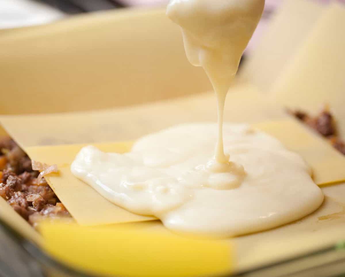 奶油汁淋一勺在一层烤宽面条面条床单烘烤烤宽面条的准备