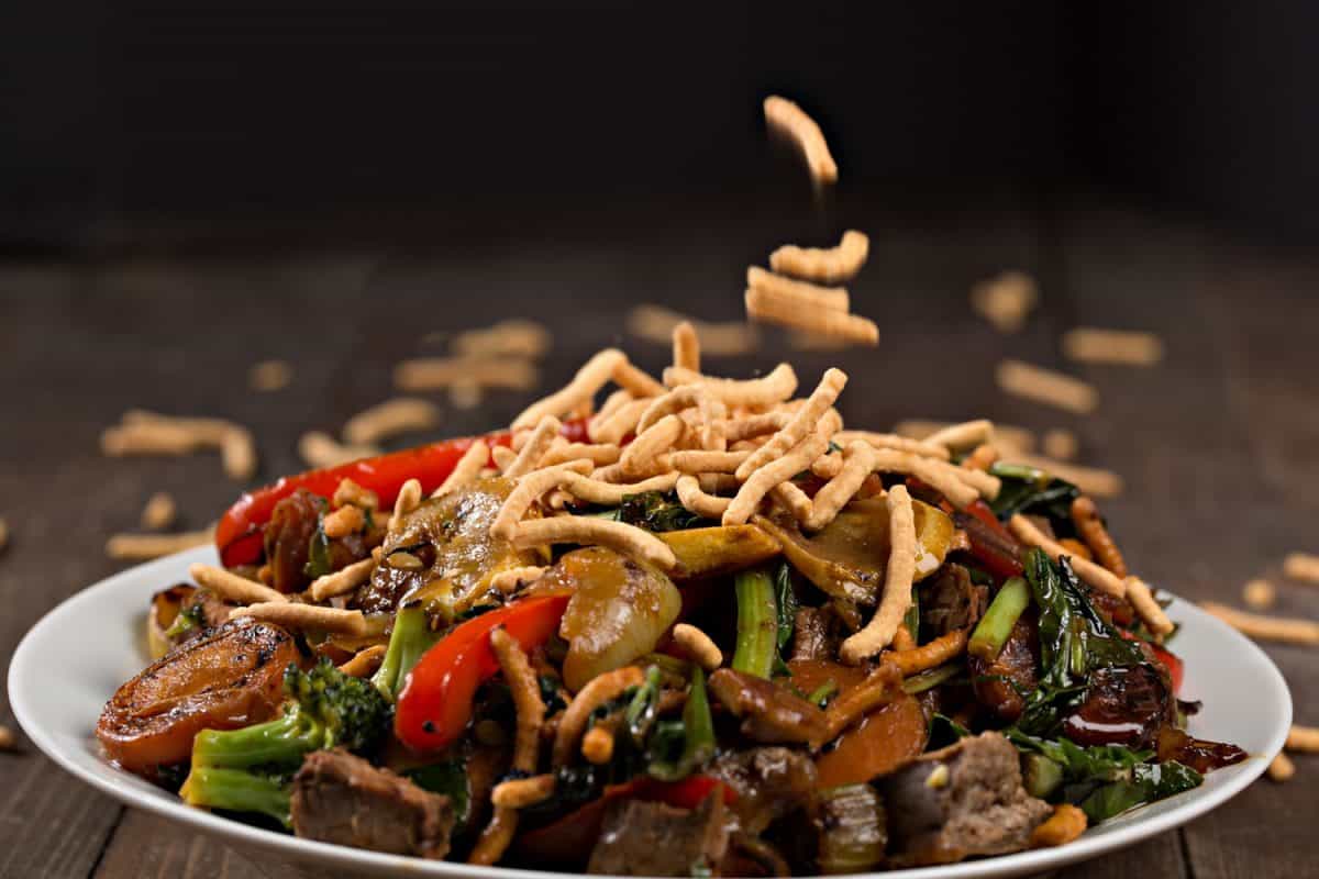 美味的炒面放在白色的盘子里