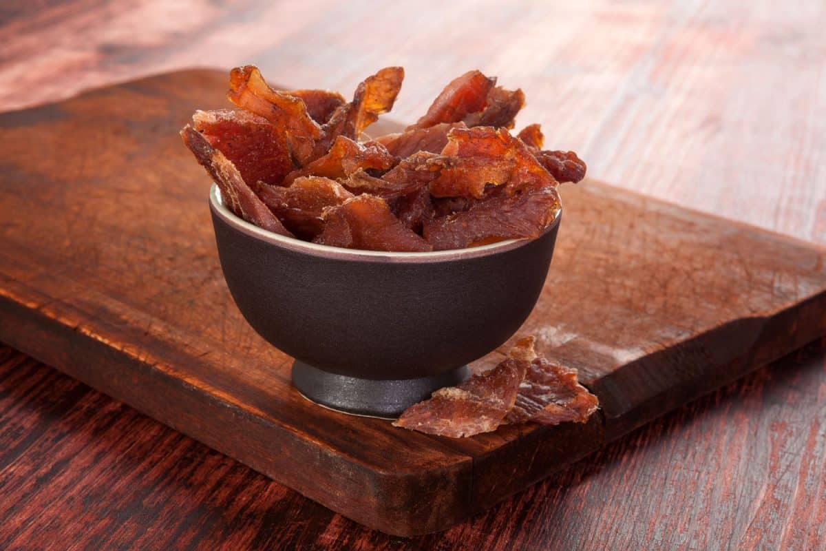 美味地在一碗煮熟的牛肉干