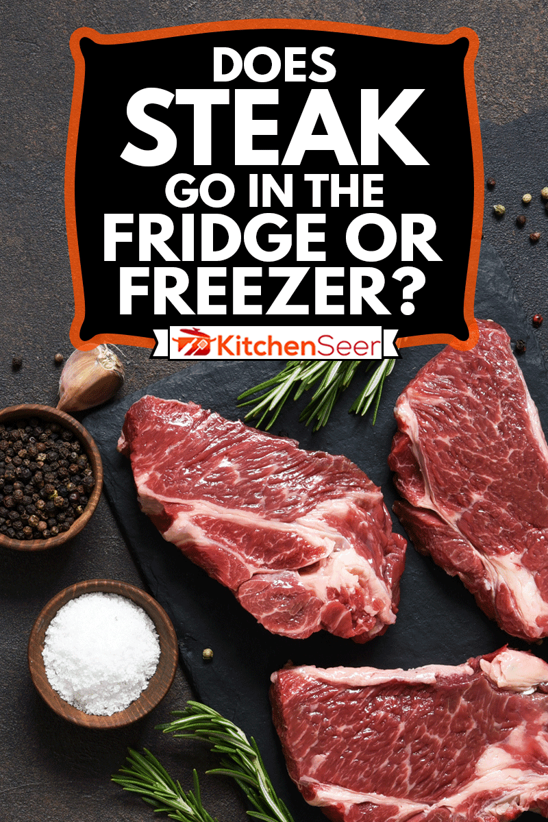 生的牛排在石头上。香料、菜肴。顶视图平与复制空间,牛排冰箱或冰柜里去吗?”width=