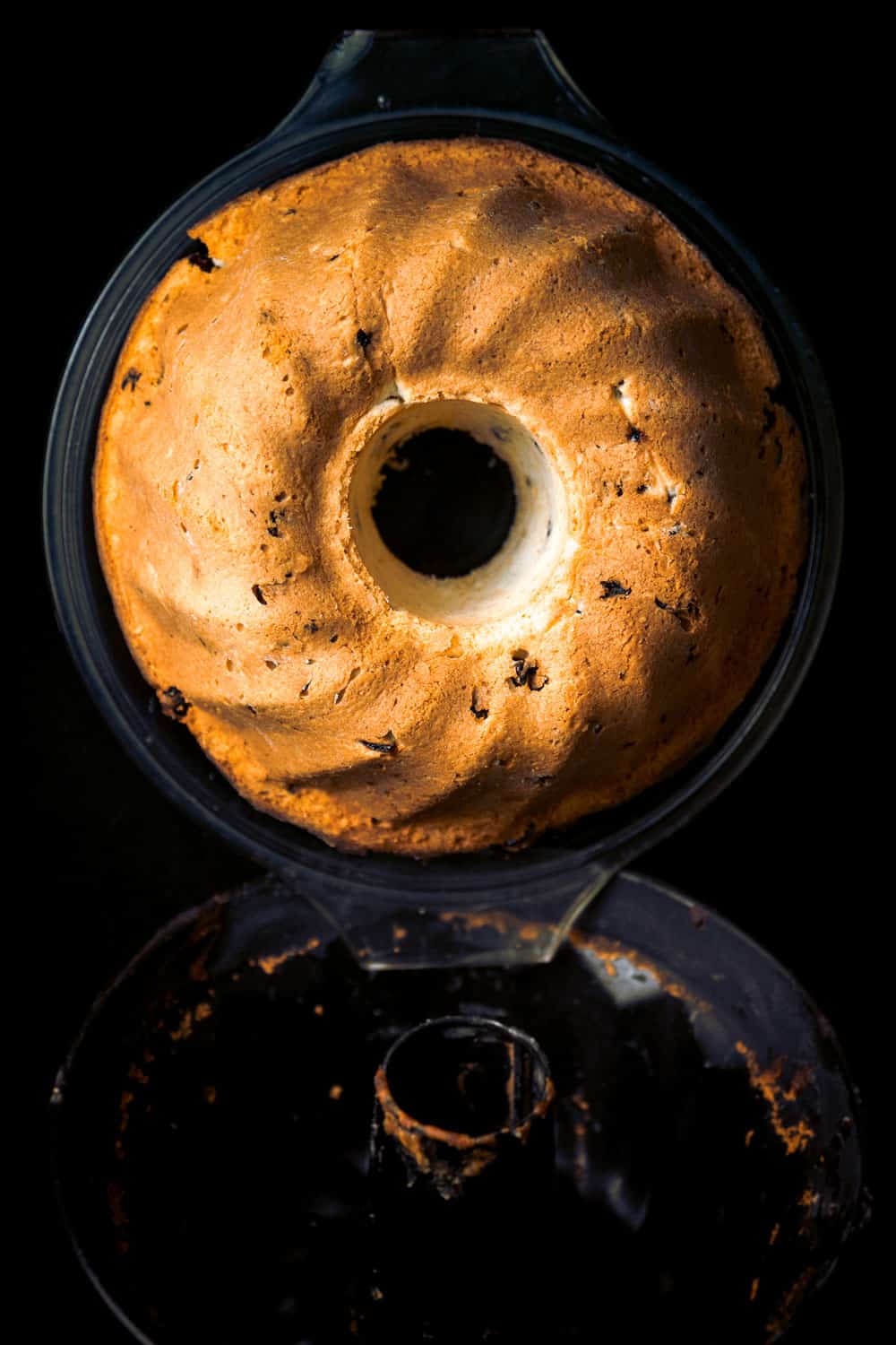 新鲜、美味,自制Gugelhupf,环蛋糕和烤模,影棚拍摄,黑暗的背景