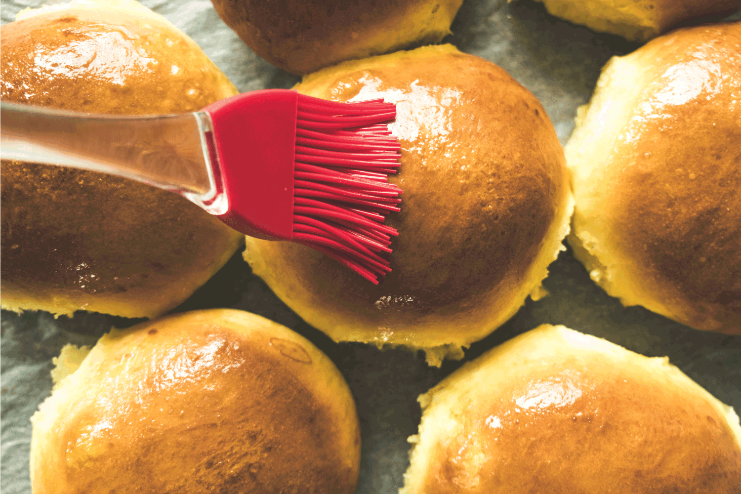 新鲜出炉的面包上涂着融化的黄油